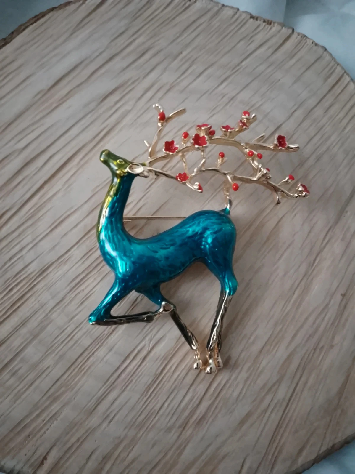 Broche cerf bleu avec bois en fleurs